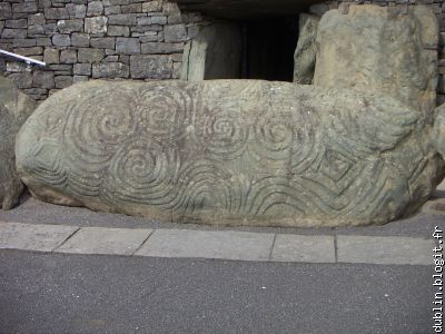 la pierre d'entrée sculptée